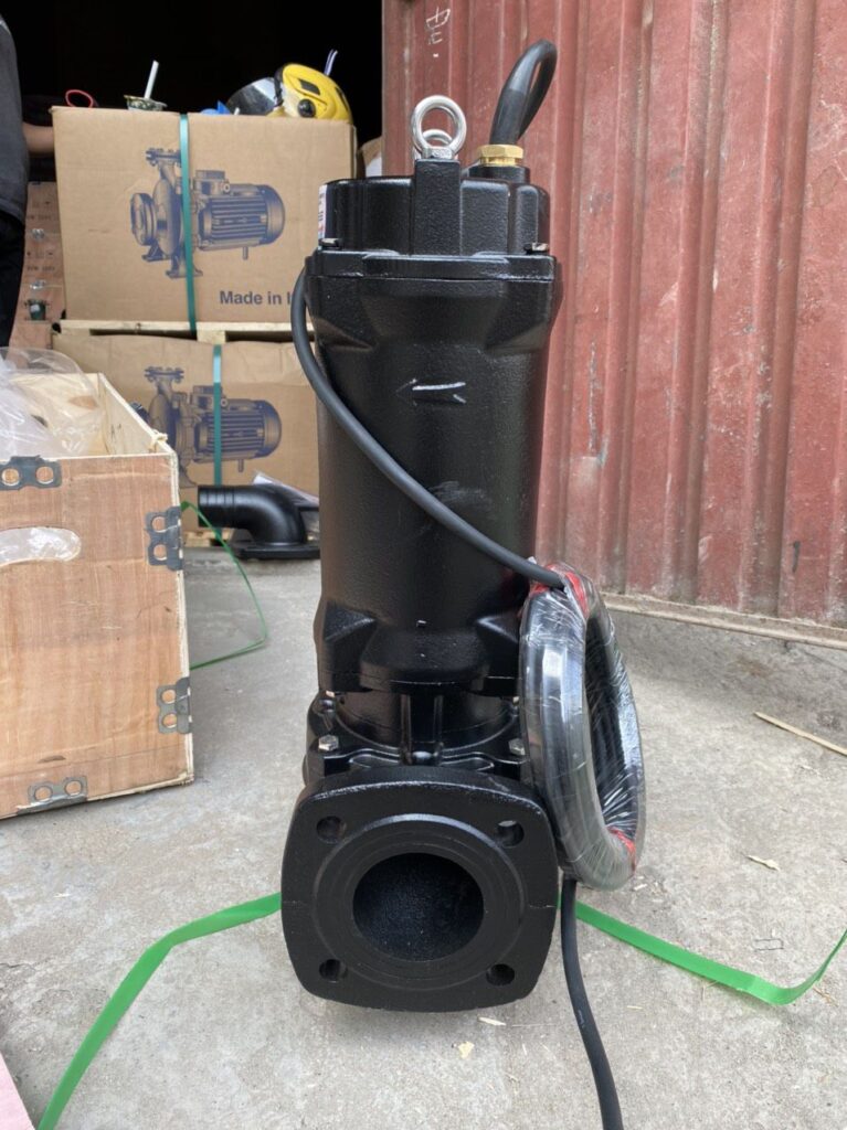 Bơm chìm cắt rác Redpump 80WQ50-15-4 4kW 4 Bơm chìm cắt rác nhìn từ phía cửa xả