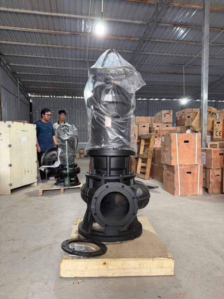 Ba mẫu bơm cắt rác Perotac 2,2kW: 50WC9-22, 65WC25-15 và 80WC45-9 khác nhau ở đâu 1 Bơm chìm cắt rác Perotac họng xả mặt bích - Đài Loan