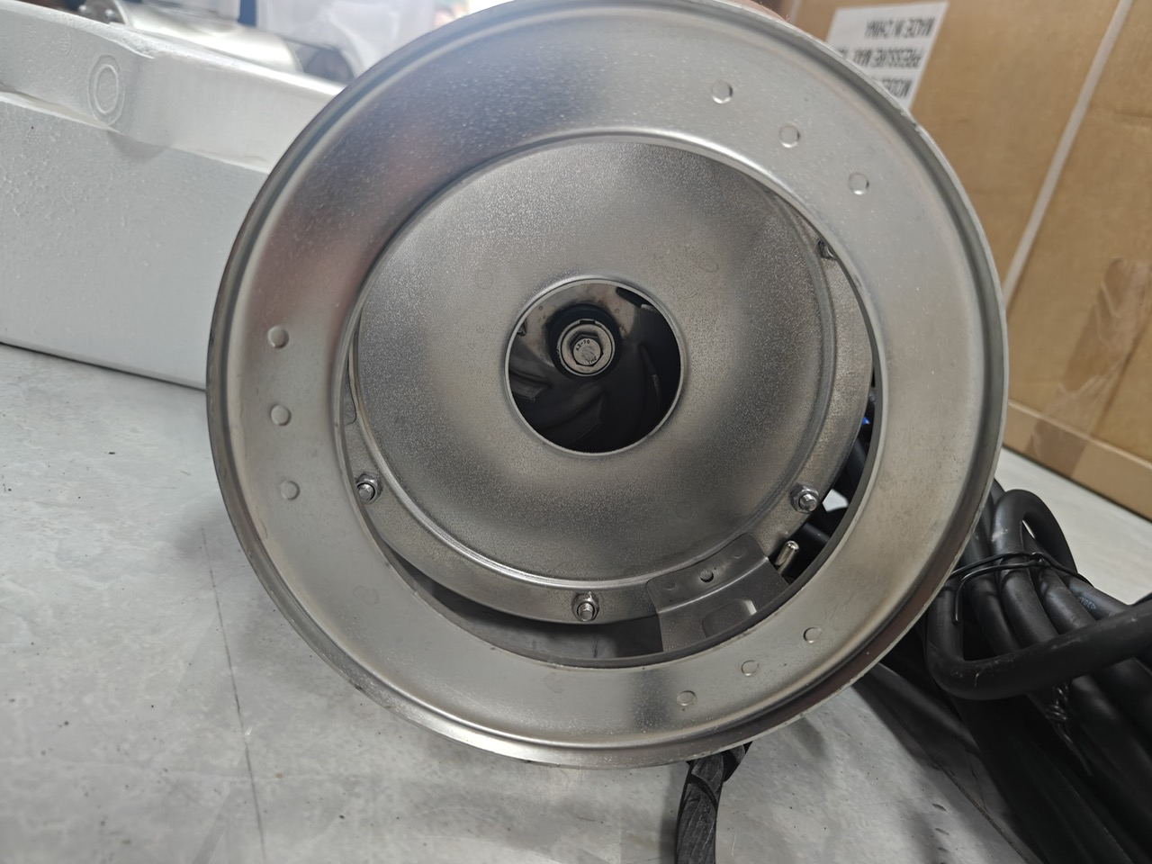 Cánh bơm chìm inox nhìn từ cửa hút