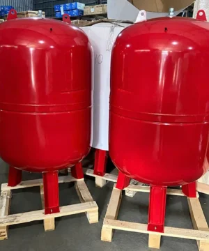 Bình tích áp Perotac 100 lít 13 Hai bình tích áp màu đỏ dạng đứng đặt trên pallet gỗ