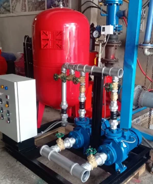 Bình tích áp Perotac 100 lít 12 Bình tích áp đỏ trong cụm hai máy bơm, đường ống và tủ điều khiển PCCC