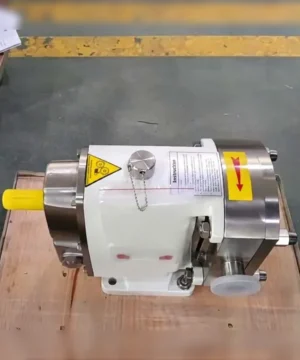 Đầu bơm rotor thực phẩm TUL đặt trên kiện gỗ, nhìn từ phía thân và cửa nối