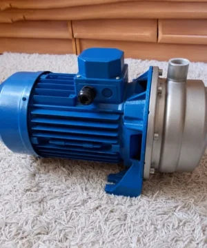Bơm trục ngang hai tầng cánh Perotac 2CDX120/40 3 kW 6 Bơm trục ngang 2CDX hai tầng cánh với động cơ màu xanh nhìn ngang