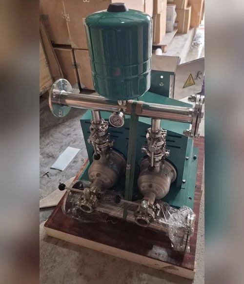 Hệ 2 bơm tăng áp biến tần Perotac 2IVT-404M 8 Hệ hai bơm biến tần Perotac 2IVT với bình tích áp và ống góp trên khung đế