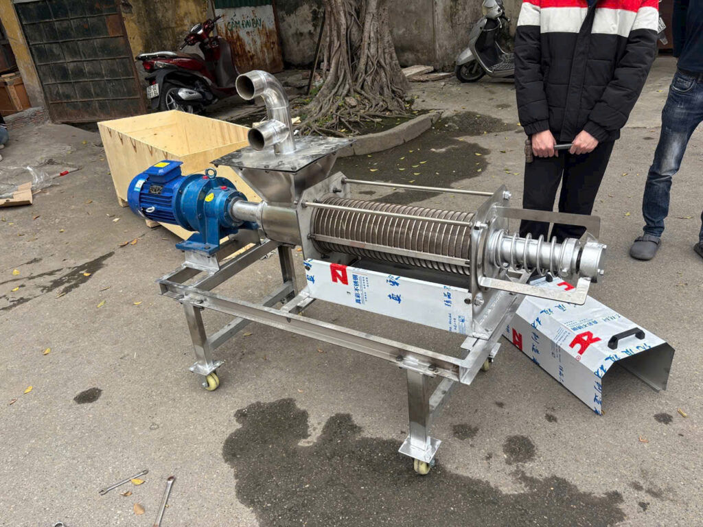 Máy ép phân Perotac với trục vít và lưới tách lộ ra khi tháo vỏ che