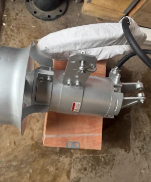 Máy khuấy chìm Perotac 4MIX-2.2 2.2kW Nhập khẩu Đài Loan 6 Máy khuấy chìm inox Perotac 2,2 kW nhìn từ phía giá đỡ và đầu cáp
